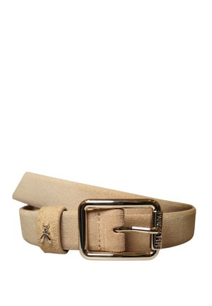 Cintura in pelle scamosciata beige chiaro con fibbia rettangolare dorata e piccolo dettaglio a forma di insetto dorato vicino al passante, disposta a spirale su sfondo bianco.