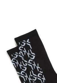 Czarne skarpetki prążkowane z powtarzającym się jasnoniebieskim wzorem. Materiał jest miękki, a elastyczne otwory zapewniają dopasowane i wygodne noszenie.