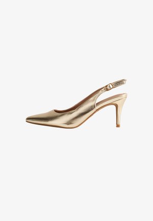 Décolleté slingback in pelle metallica dorata con punta affusolata e tacco a spillo di altezza media, dotato di una fascetta regolabile con fibbia.