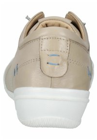 Béžová kožená bota s zaobleným designem, obsahující světle modré švy a bílou texturovanou gumovou podrážku. Na zadní straně se nachází očko.
