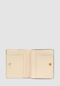 Cartera bifold de cuero beige con múltiples ranuras para tarjetas y dos compartimentos con cierre de botón a presión, abierta y extendida sobre un fondo gris claro.