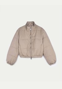 Sliten, beige puffjacka med hög krage, framsida med dragkedja, samt elastiska ärmslut och nederkant. Har ett quiltat mönster och minimal hårdvara.