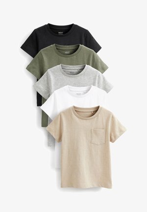 Cinq t-shirts à manches courtes en noir, vert olive, gris, blanc et beige. Chacun a un col rond et le t-shirt beige possède un détail de poche.