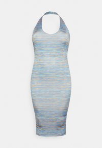 Vestido justo com decote halter e forma justa. Apresenta uma base azul com riscas horizontais multicoloridas em amarelo e laranja. Textura suave.