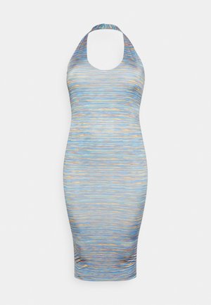 Vestido justo com decote halter e forma justa. Apresenta uma base azul com riscas horizontais multicoloridas em amarelo e laranja. Textura suave.