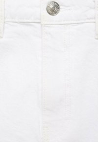 Tissu en denim blanc avec des coutures visibles, un bouton en métal gravé "DENIM AUTHENTIQUE" et un détail de couture sur la poche avant.
