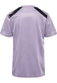 Kortärmad sporttröja i ljuslila tyg, med svarta meshpaneler vid axlarna och en slät textur över hela tröjan.