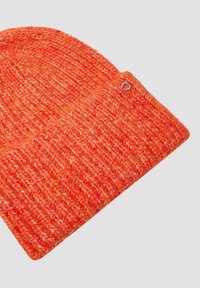 Strickmütze in lebhaftem Orange mit verschiedenen Farbtönen. Verfügt über ein geripptes Muster und ein kleines metallisches Logo-Detail. Klassische, runde Form.