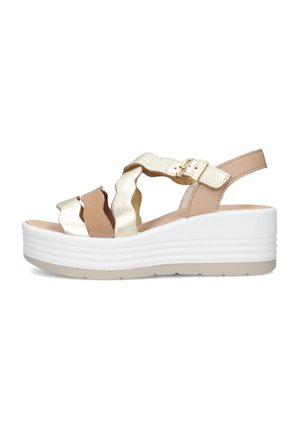 Sandalo con zeppa beige e oro con cinturini ondulati, fibbia alla caviglia e suola platform bianca e spessa.