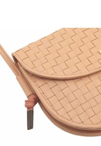 Borsa a tracolla in pelle beige intrecciata con chiusura a patta e una tracolla sottile. Presenta una texture liscia e accenti sottili vicino alla chiusura.