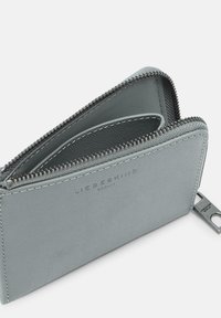 Grauer Leder Geldbeutel mit Reißverschluss, ausgestattet mit zwei Fächern und geprägtem Markennamen. Glatte Oberfläche mit kontrastierendem Nähen.