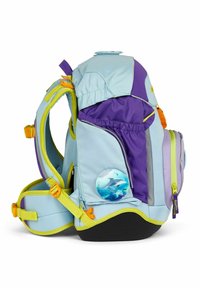 Zaino multicolore con tessuto azzurro chiaro, viola e verde lime; presenta spallacci regolabili, molteplici tasche con zip e un distintivo a forma di delfino circolare.
