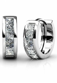 Boucles d'oreilles créoles argentées ornées d'une rangée de pierres en zirconium cubique transparent étincelantes intégrées au design. Finition métallique lisse et polie.