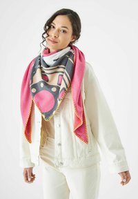 Écharpe colorée avec des motifs géométriques en gris, rose et beige, ornée de surpiqûres orange vif sur les bords, fabriquée en matériau doux.