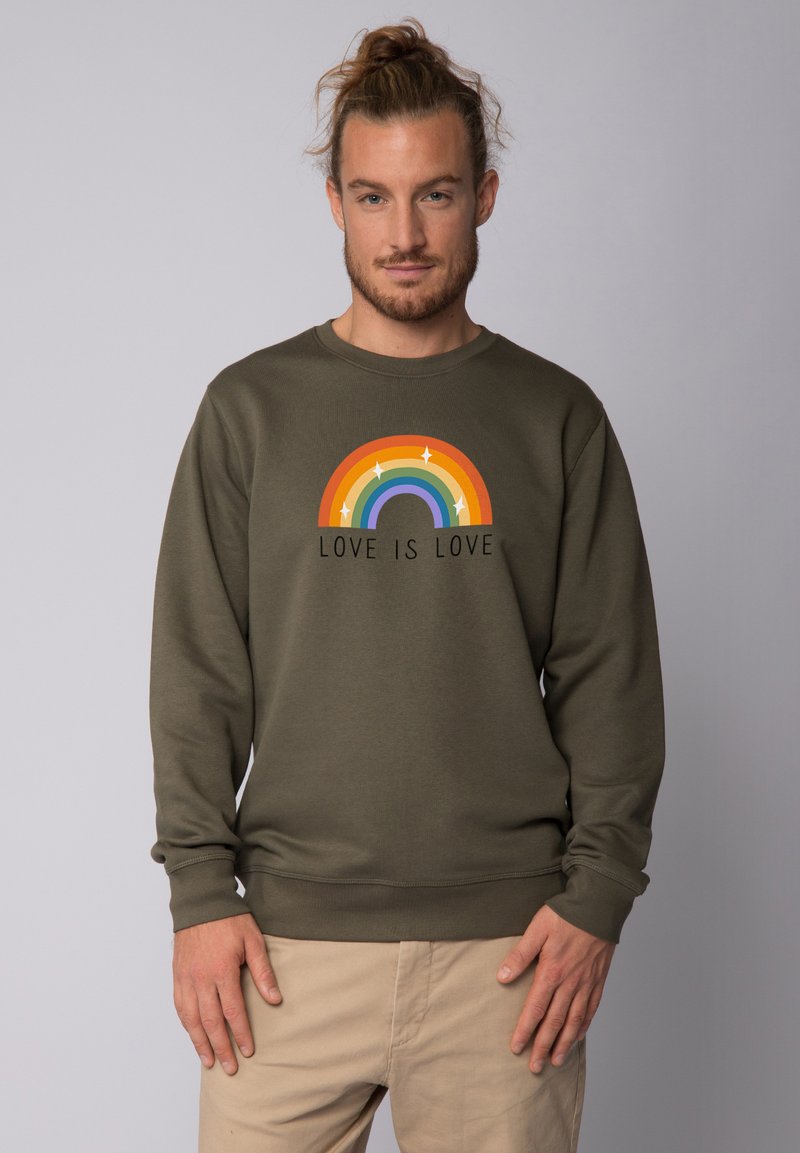 Sweat-shirt vert olive à manches longues ; présente un graphique en arc-en-ciel et le texte "L'AMOUR EST L'AMOUR" en noir. Matériau doux et coupe décontractée.
