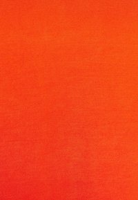 Heldere oranje stof met een gladde textuur, die een gelijkmatige, effen kleur en een subtiel geweven patroon toont.