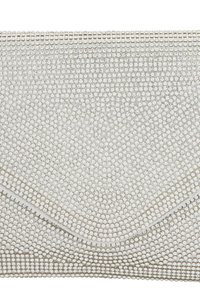 Ezüst, strasszokkal díszített clutch táska sima felülettel. Háromszögletű fedéllel és lekerekített alsó szélekkel rendelkezik.