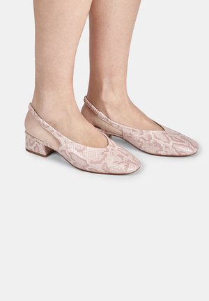 Roosad platseeritud kontsaga slingkingad, millel on tekstuuriga madu naha muster ja lõigatud küljed hingavuse ja mugavuse tagamiseks.