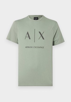 Jasnozielona koszulka z krótkim rękawem z logo A|X Armani Exchange na środku przedniej części w ciemnoszarym kolorze.
