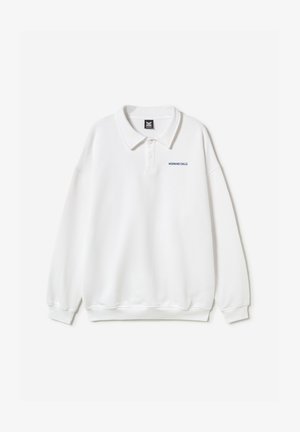 Balti ilgomis rankovėmis polo marškinėliai su ribinėmis rankogaliais, sagotu apykakle ir mažais tamsiai mėlynos spalvos užrašu „MORNING CALLS“ viršutinėje kairėje krūtinės pusėje.