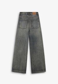 Jeans din denim cu picioare largi, de culoare albastru-gri decolorat, având talie înaltă, două buzunare pe spate și o etichetă din piele cu marca pe spate.