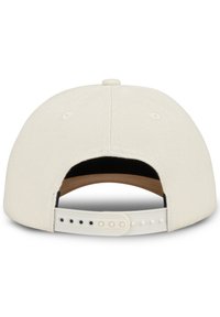 Állítható fehér baseball sapka sima szövetből, lekerekített koronával és fekete bélésével; hátul műanyag pánttal rendelkezik.