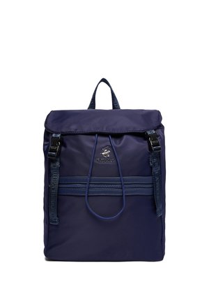 Dunkelblauer, quadratischer Rucksack mit Klappe, zwei seitlichen Riemen mit Schnallen, vorderer Reißverschlusstasche und kleinem Metall-Logo eines Polospielers.