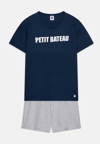 Námornícky modré bavlnené tričko s bielym nápisom "PETIT BATEAU", spojené so šedými bavlnenými šortkami, vhodné na bežné nosenie.