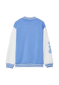 Felpa blu e bianca con colletto e polsini a coste; presenta il testo "Stitch" sulla manica bianca; materiale liscio, vestibilità rilassata, maniche lunghe.