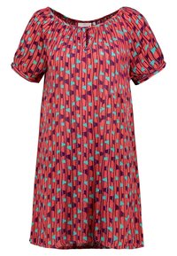 Rød og lilla kortærmet kjole med plisseret design, der har et geometrisk mønster i blå og lys pink. Nøglerunde halsudskæring.