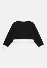 Svart kort sweatshirt med lange ermer, hvit ribbestrikket krage og mansjetter, glatt tekstur, ensfarget design, og ingen synlige mønstre eller detaljer.