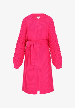 Strick-Cardigan in leuchtendem Pink mit langen, strukturierten Ärmeln und einem Bindegürtel. Verfügt über einen runden Halsausschnitt und ein offenes Frontdesign.