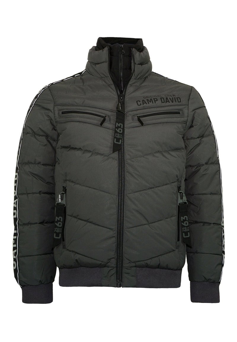 Dunkelgraue Pufferjacke mit Reißverschluss vorne, gerippten Bündchen und zwei Brusttaschen. Verfügt über Markenakzente und dekorative seitliche Streifen.