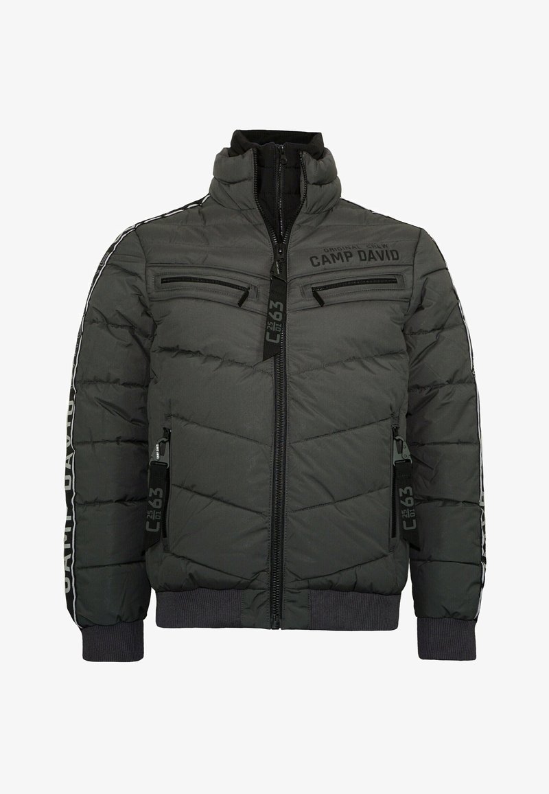 Dunkelgraue Pufferjacke mit Reißverschluss vorne, gerippten Bündchen und zwei Brusttaschen. Verfügt über Markenakzente und dekorative seitliche Streifen.