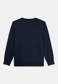 Marineblå genser med rund hals, lange ermer samt ribbestrikkede mansjetter og hem, vist fra baksiden mot en hvit bakgrunn.