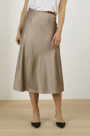 Gonna midi in satin color taupe, texture liscia, design svasato e cintura elasticizzata. Abbinata a décolleté nere a punta.