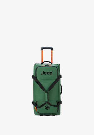 Borsa da viaggio verde con ruote, dettagli neri, manico arancione, cinghie regolabili e logo Jeep. Presenta un tessuto testurizzato per una maggiore resistenza.