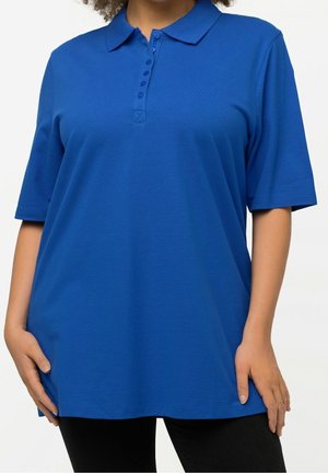 Blauw poloshirt met korte mouwen, knoopsluiting en een zachte textuur. Heeft een klassieke kraag en een ontspannen pasvorm.
