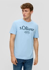 s.Oliver MIT FRONT - T-shirt print - hellblau