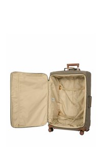 Valise de voyage en tissu vert olive avec un intérieur beige. Dispose d'une poignée rétractable, d'une fermeture éclair et de quatre roues pour la mobilité.
