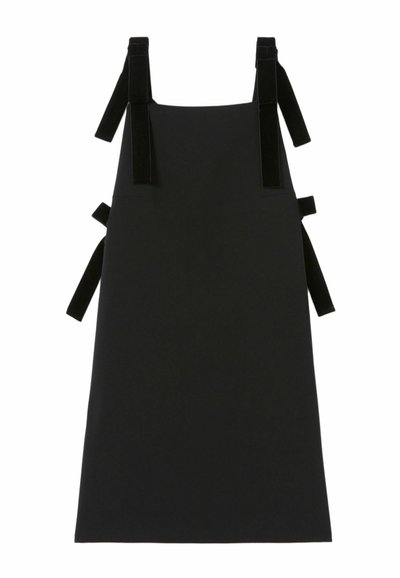 Vestito a grembiule senza maniche di colore nero con ampie spalline in velluto e lacci laterali, parte anteriore piatta, taglio dritto.