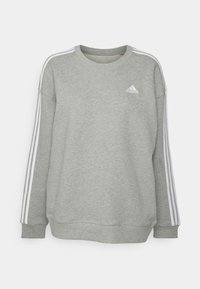 Ljusgrå Adidas sweatshirt med vita tre ränder längs ärmarna och en liten logotyp på vänster bröst, ribbad ärmslut och nederkant.