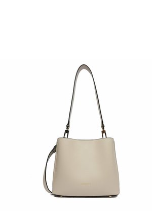 Borsa a tracolla in pelle beige con tracolla lunga, accessori dorati e logo del marchio discreto al centro davanti.