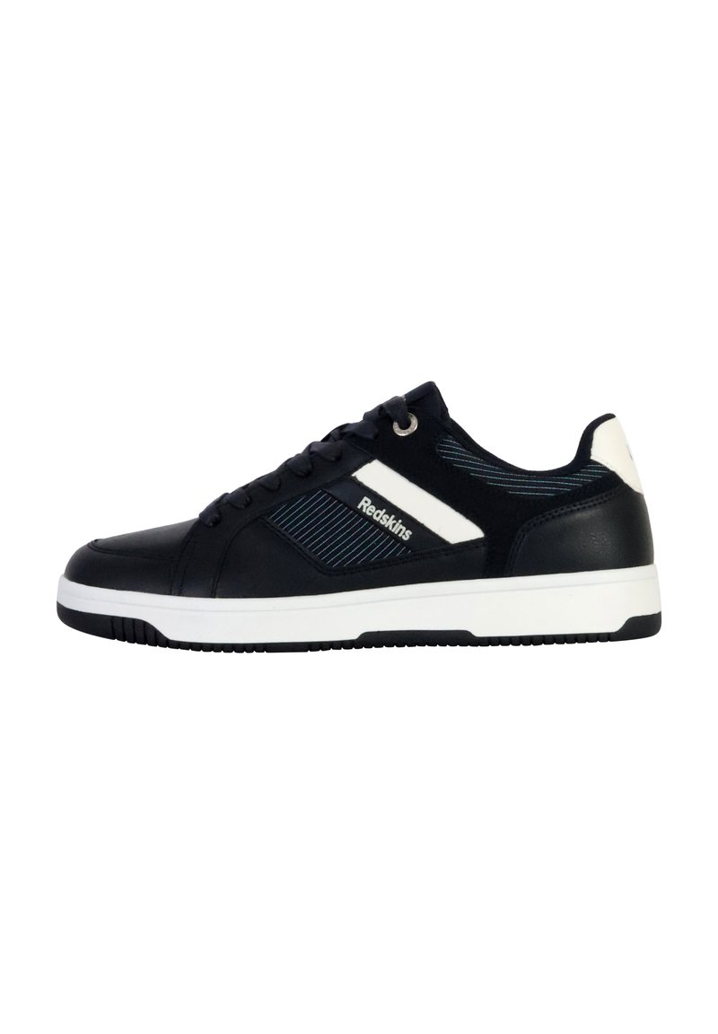 Zapatillas negras con acabado de cuero suave, acentos blancos y detalles a rayas. Presentan un diseño con cordones y una suela de goma texturizada.