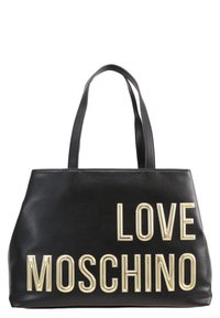 Černá kožená taška přes rameno s dvojitými ramenními popruhy, na přední straně s vystouplým nápisem "LOVE MOSCHINO" v lesklém zlatě.