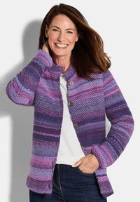 Strickjacke in lila Farbtönen, mit einem strukturierten Muster, Rundhalsausschnitt und fünf Knöpfen vorne. Lässige Passform mit langen Ärmeln.