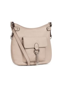 Borsa a tracolla in pelle beige con parte superiore curva, tracolla regolabile, tasca con patta anteriore e dettagli in metallo argentato. Texture liscia.