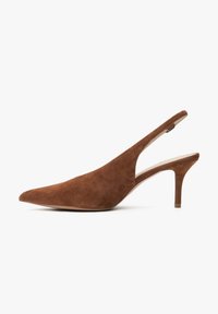 Bruine suède slingback hakken met een spitse neus, slanke hak en uitsnijzijde voor ademend vermogen. Glad binnenwerk en subtiele textuur.