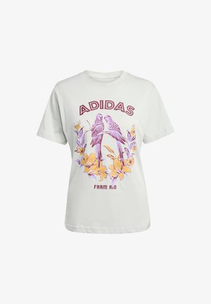 Hvit bomulls t-skjorte med grafisk trykk av to fugler og gule liljer, aksentuerte med maroon "ADIDAS" og "FARM RIO" tekst.