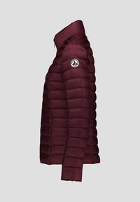 Chaqueta acolchada burdeos con cuello alto y parche de logo circular en la parte superior de la manga, vista desde el lado izquierdo sobre un fondo neutro.